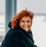 Kiinteistömanageri kuvauksissa talvisella terassilla järvellä.